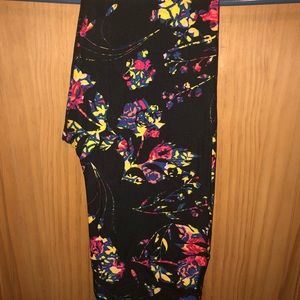 NWT OS LLR Multicolor Roses Printed Black Leggings